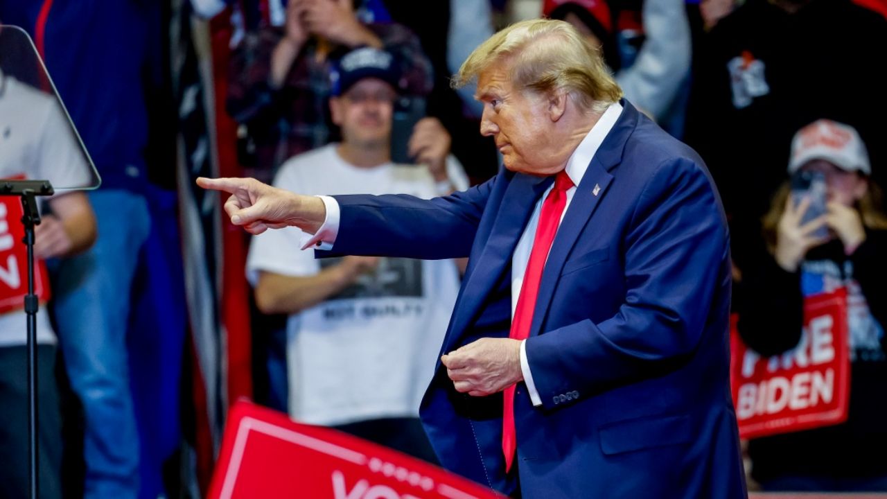 Donald Trump nomme une cheffe de cabinet et confirme vouloir mener des « expulsions massives » d’immigrés