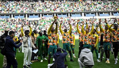 Senegal's players parade with The African Cup of Nations trophy ahead of the international friendly football match between Senegal and Peru at the Stade de France in Saint-Denis, north of Paris on March 28, 2026. (Photo by JULIEN DE ROSA / AFP)
